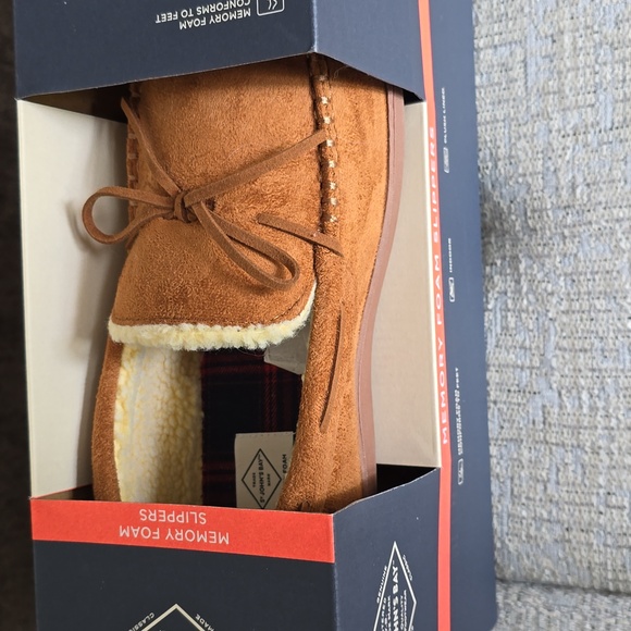 ST. JOHN'S BAY MENS TAN MEMORY FOAM SLIPPERS SIZE LARGE 11-12 - Picture 2 of 10